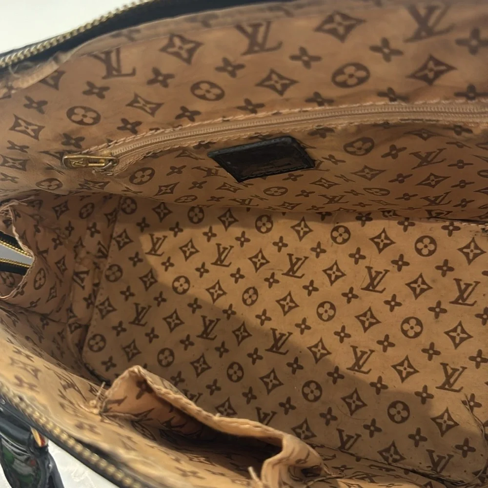 Louis Vuitton Vernis Black Patent Handbag. - Picture 7 of 13